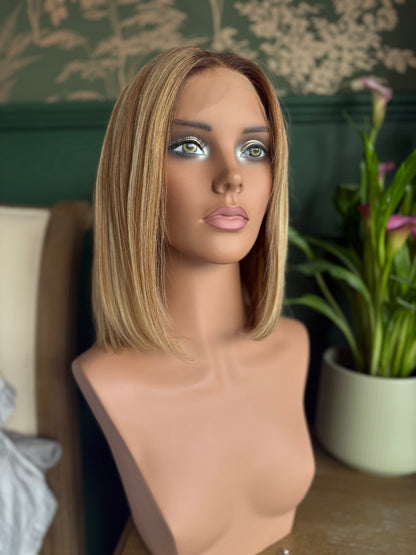 Christina Peluca de encaje estilo BOB de 10" (pequeña)