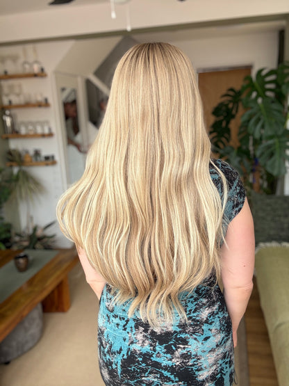 Peluca Cassana Glueless Lace Top de 18" de largo (Pequeña)